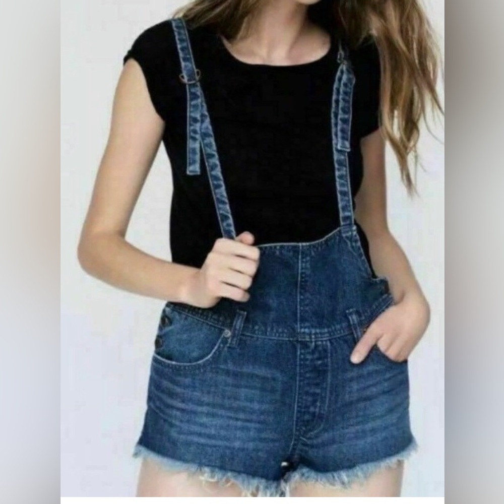 FREE PEOPLE We The Free Size 26 Denim  Overalls Shorts Romper Shortalls EUC